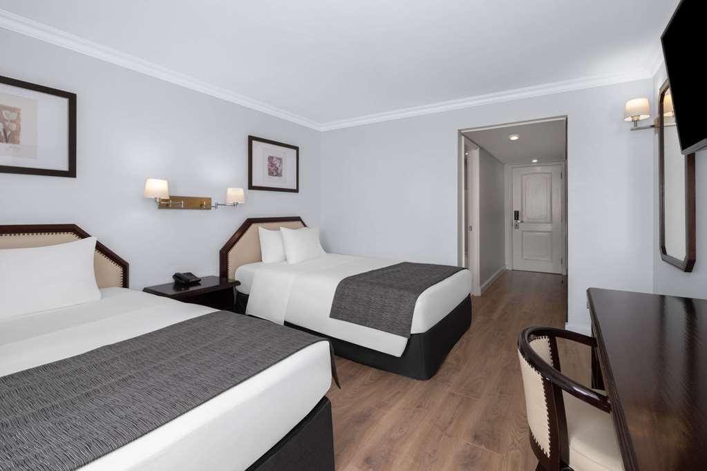 Wyndham Garden Santiago Hotel Room photo